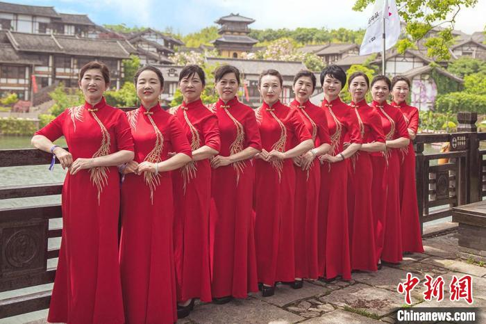 江南山镇上演千人旗袍秀