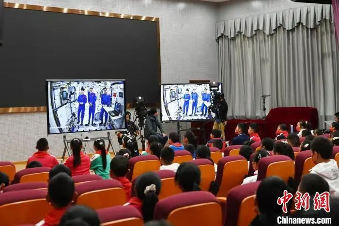 2021年，汶川县第一小学学生参加“天宫课堂”。　安源　摄