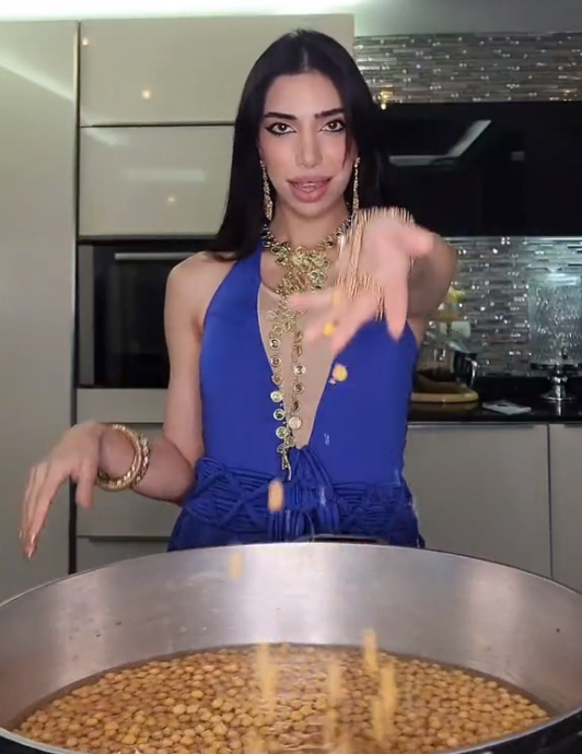 性感妩媚的南美"女菩萨",带着千万网友去给贫民窟送饭