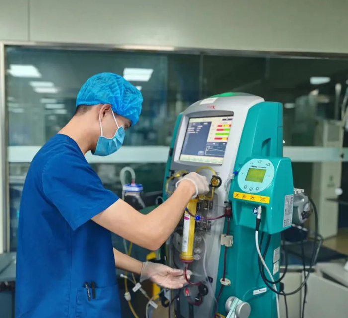 工作中的刘春杰 重庆医科大学附属大学城医院供图