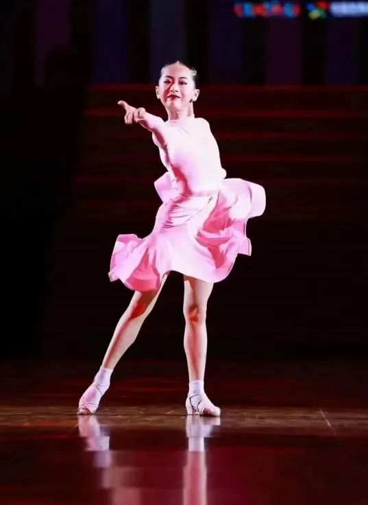 广西11岁女孩拿下世界冠军|广西|拉丁舞|英国_新浪新闻