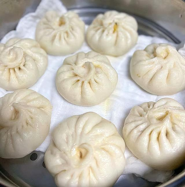 馅料是熟的可以不用蒸太久),蒸好关火焖3分钟再揭盖,这样蒸出来的包子