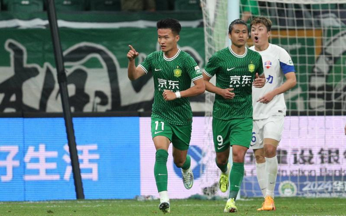 替补上场的林良铭（左）打入加盟国安后的首个进球。  图/新华社