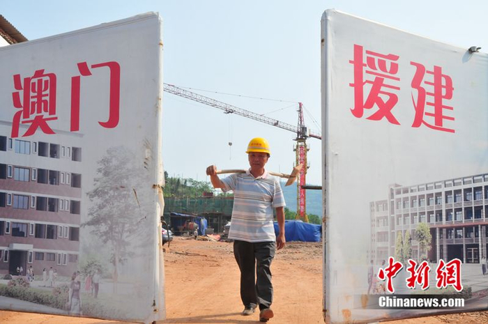 2011年5月6日，由澳门政府援建的四川省南充市高坪区第五小学新校区正在施工。（中新社发 李向雨摄）