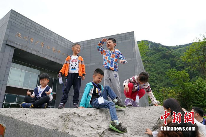 2018年4月22日，孩子们在汶川县青少年活动中心前玩耍。中新社记者 毛建军 摄