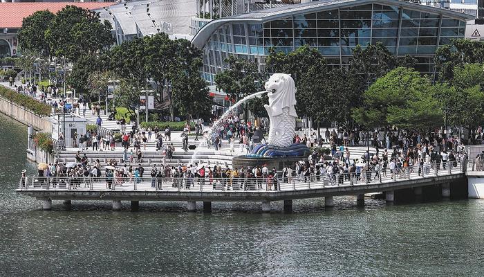 2024年级首，搭客在新加坡鱼尾狮公园内游览。图/IC photo