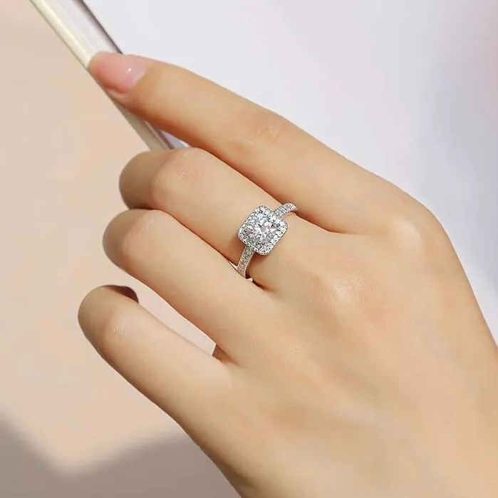 在河南县城,"钻石卖得像白菜"