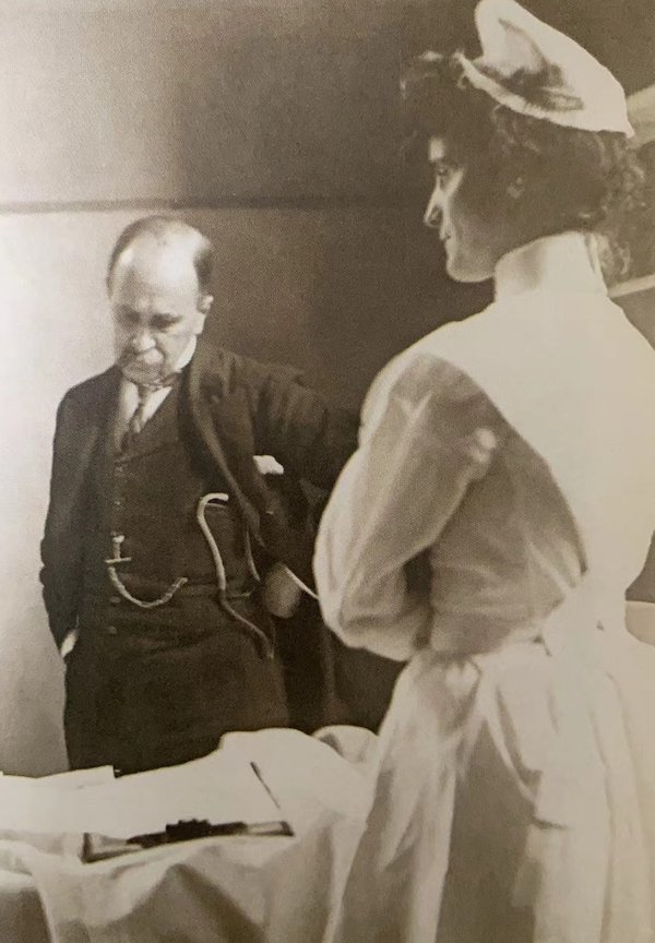 约翰·霍普金斯护士与著名的医学教育家奥斯勒（William Osler）在床旁护理