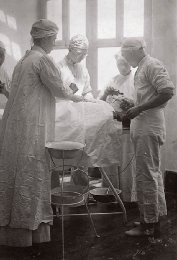 湘雅医学院胡美（中间）及盖伊贞（左一）在手术中