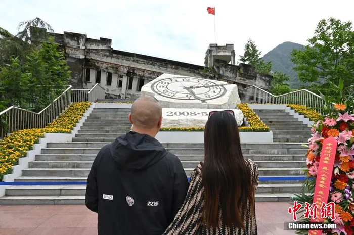 2023年5月12日，四川省汶川县在映秀镇漩口中学遗址举行“5·12”汶川特大地震15周年追思活动。安源 摄
