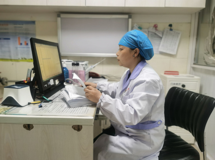 今天,她是主角!是护士,也是母亲