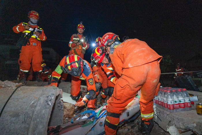 南京消防开展地震救援实战演练
