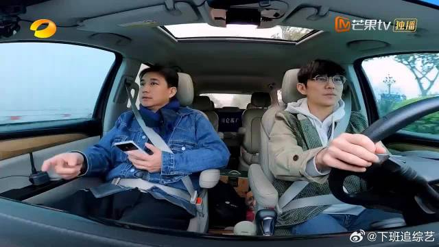 黄磊何炅出远门,来看孩子,张艺兴路边相遇拥抱