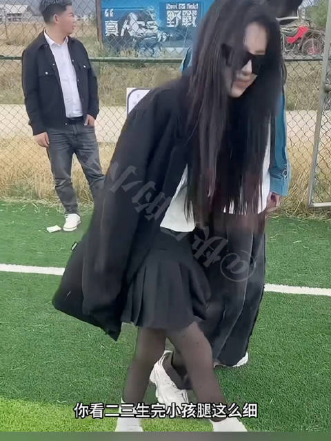 二姗刚生完孩子后,腿还是那么细,杨东煜说我老婆彭啊星很羡慕你的身材