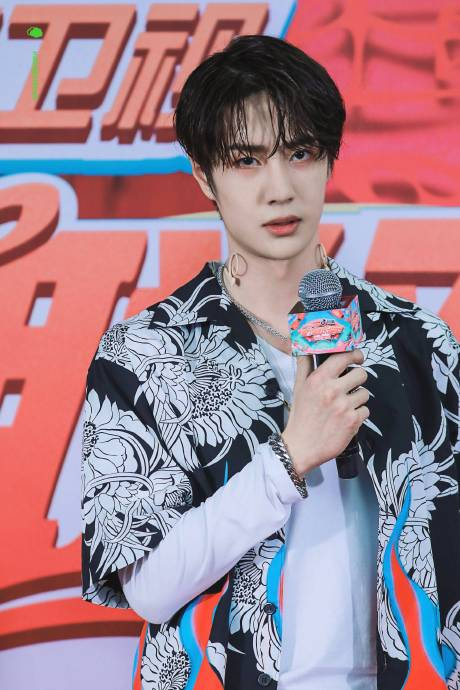 王一博能不能常穿花衬衫