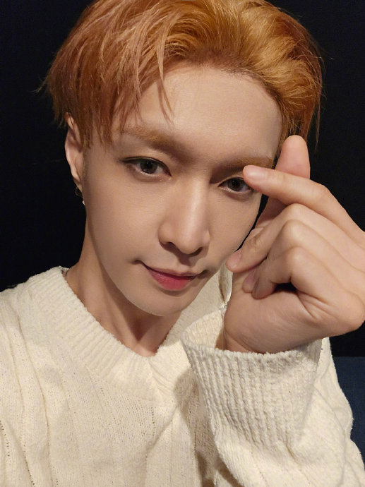 张艺兴韩国plog96,随手一拍都帅的很超过,十五宫格大放送是谁又幸福