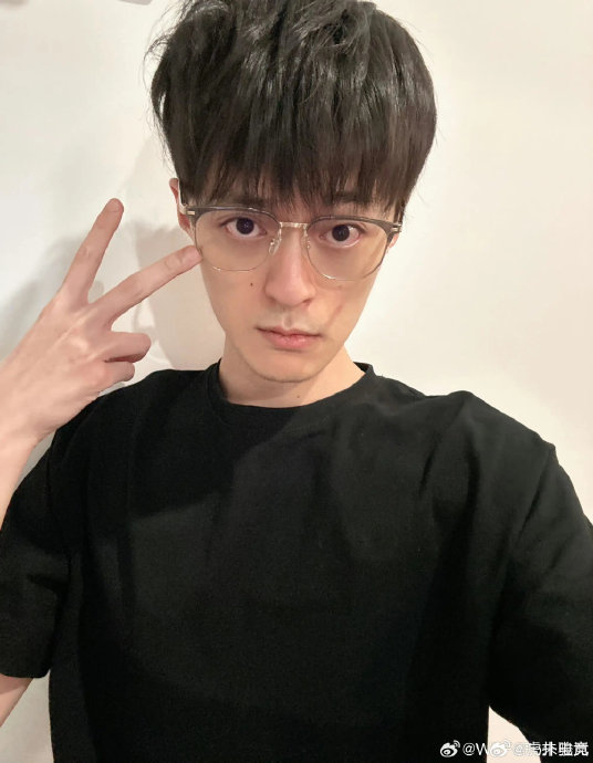 fofo晒自拍:大家好久不见啦,久违带个蓝光眼镜