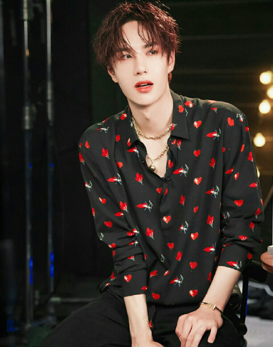 王一博能不能常穿花衬衫