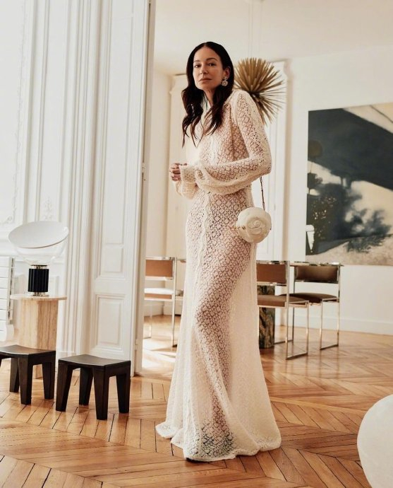 chanel的试衣模特amanda sanchez为《elle》