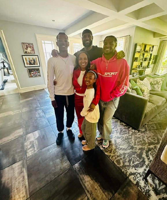 詹姆斯今天庆祝母亲节,一家人团聚的好时光