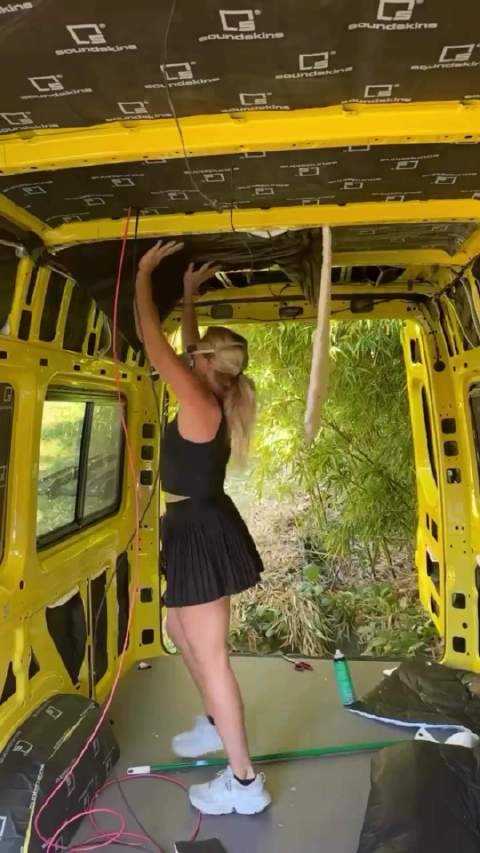 自己用面包车改装的房车公寓 : 女生的动手能力真强