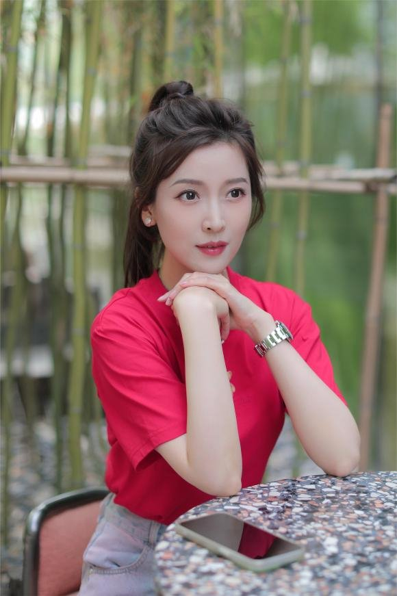 明星主持朱梓橦个人档案资料简介,独立自信的模样和感情经历