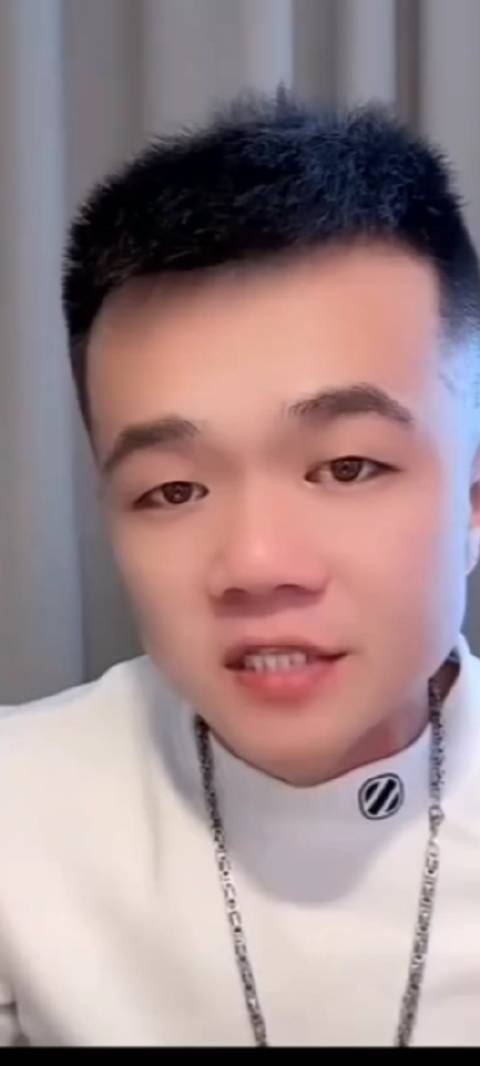 小胖嘲讽燕来怕天津李四挣钱,大舞台没有报备,让李四连夜打车走了!