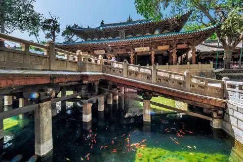 晋祠的古建筑,首推圣母殿,再就是殿前那闻名四海的鱼沼飞梁.