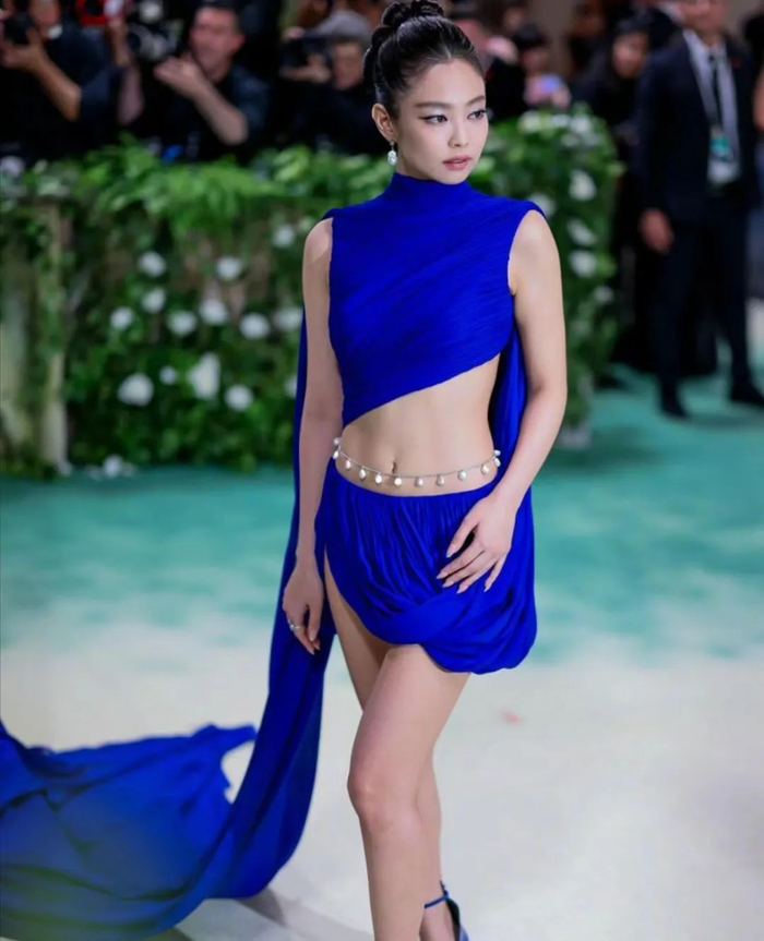 所以jennie的alaia造型也是属于兼顾女团造型特征与时尚魅力,但不切题