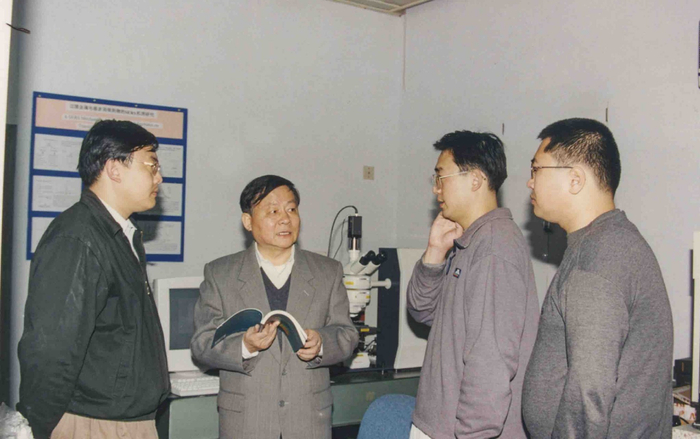 万惠霖与课题组老师共同指导博士生科研。