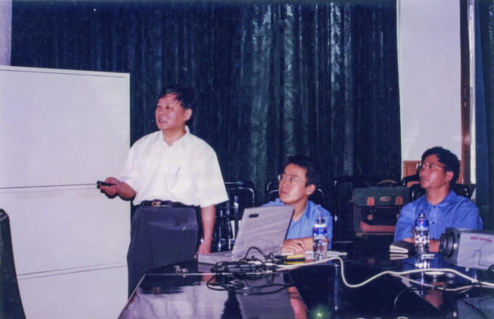 1994年万惠霖在国家重点实验室评估会上作工作报告。