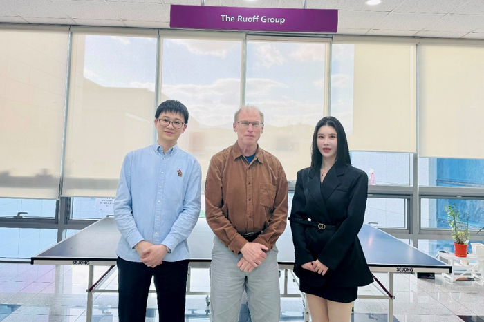 图｜（罗达与 Rodney S. Ruoff 教授和龚燕合照）（来源：罗达）