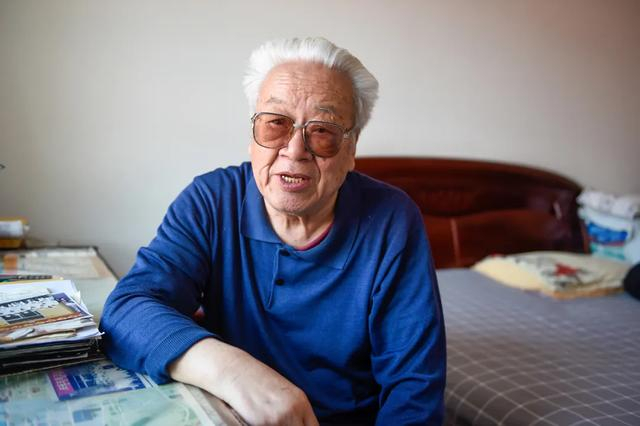 东街卫生院最早看病需要从木盒子里抓号排队,也有最早的导医