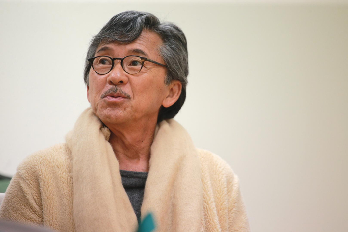 一张是结婚当日和妈妈吴正元对望的照片