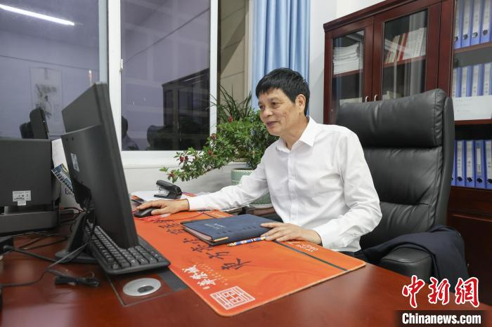 在教育教学工作中成果丰硕的潘向明,引起了当时正在为选拔金沙校长的