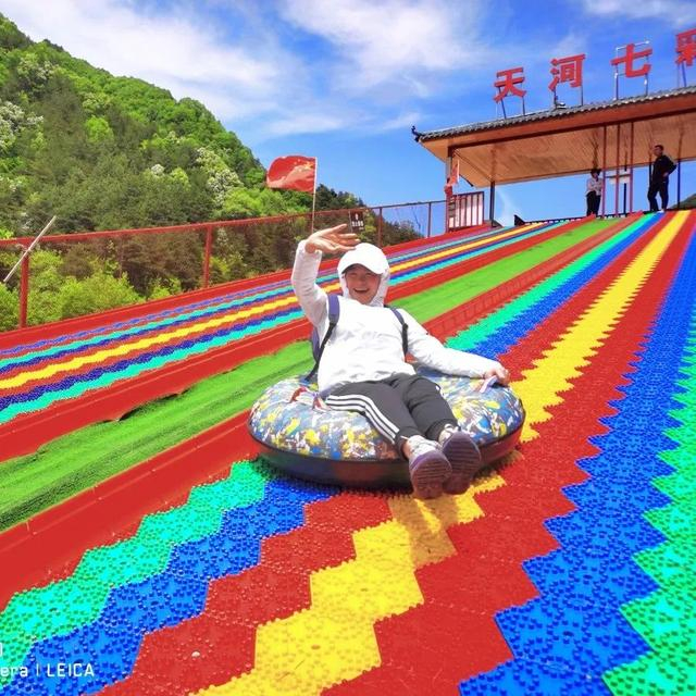 七彩滑道,玻璃水滑,玻璃旱滑,观光魔毯住在天河景区食宿中州国际度假