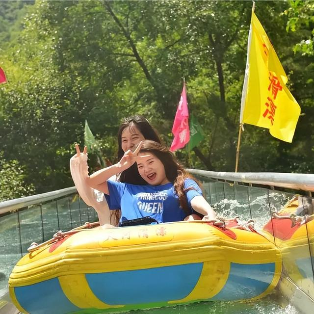 七彩滑道,玻璃水滑,玻璃旱滑,观光魔毯住在天河景区食宿中州国际度假