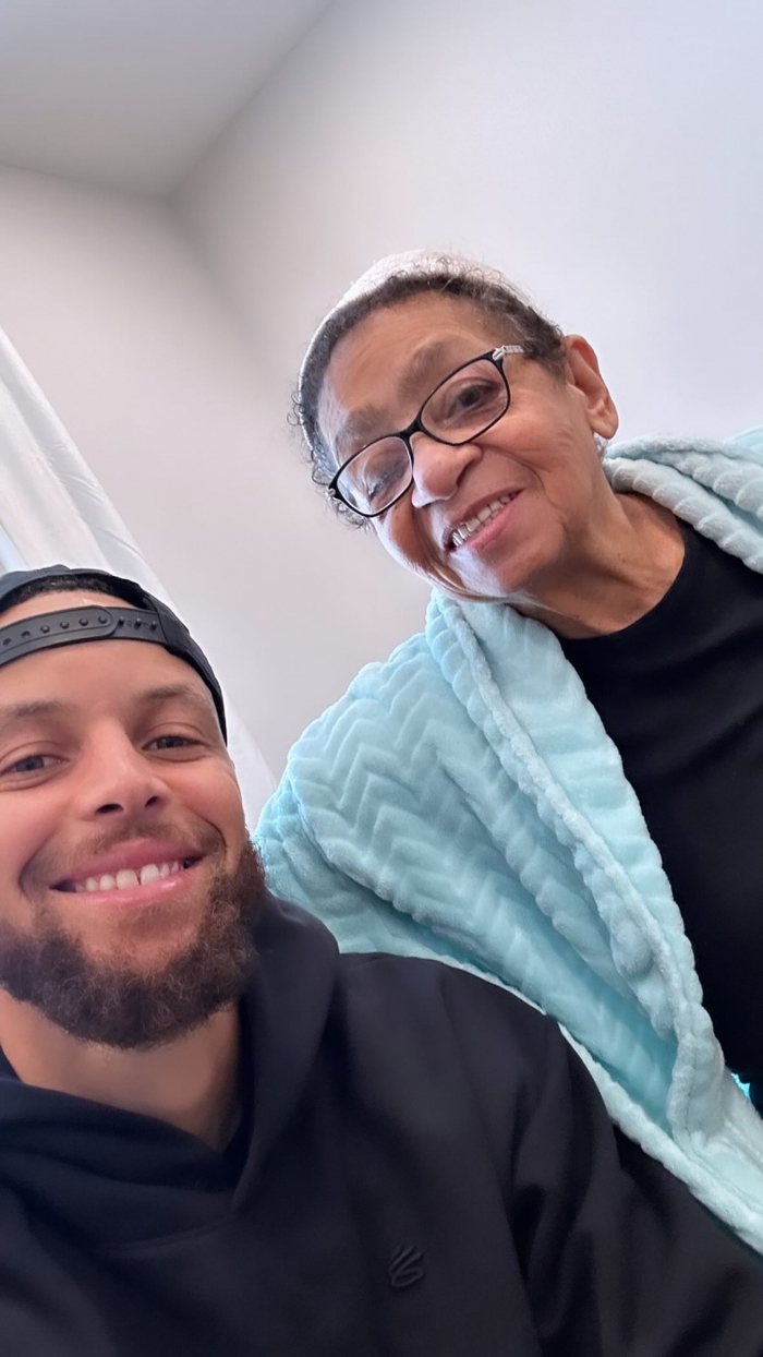 02失踪人口回归!库里晒与妈妈和妻子等人合照送母亲节祝福