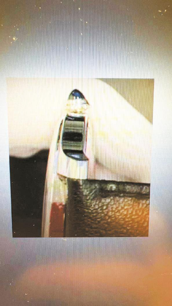             今年2月，专柜提供的照片显示表冠严重倾斜变形          