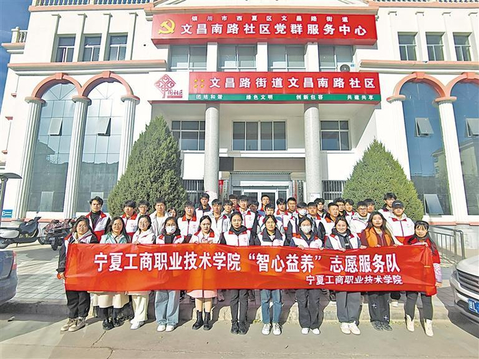 宁夏大学农学院副教授,兴泾镇十里铺村科技特派员叶林为学生