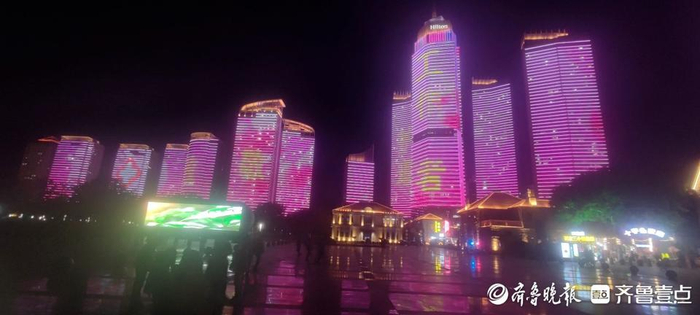 烟台滨海广场亮起灯光秀致敬"白衣天使"