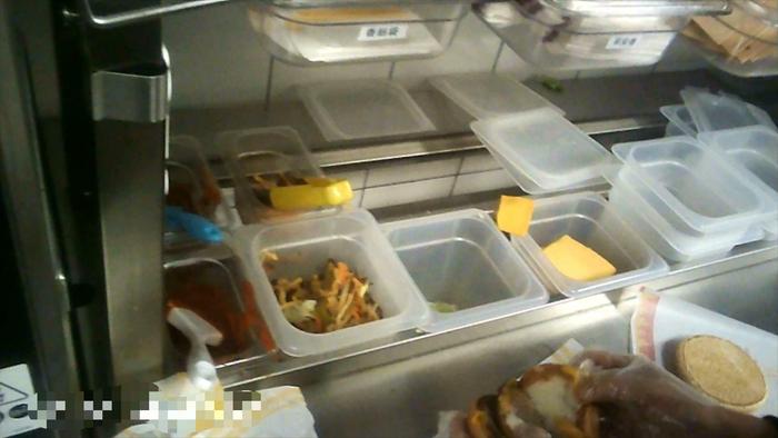 4月5日，麦当劳济南大学餐厅，员工为超期汉堡进行重新包装。 新京报调查组 摄