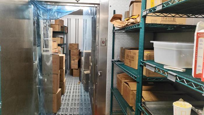 麦当劳济南大学餐厅的冷冻仓库，后厨使用的许多食材都是需要提前解冻的冻品。 新京报调查组 摄