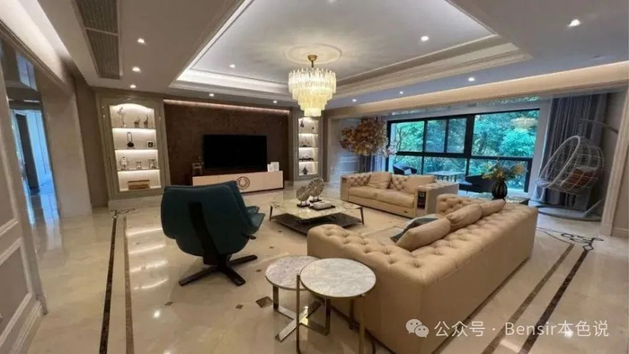 因为"云锦东方"是智能化豪宅,这"黑盒子"相当于房子的智能中枢,里面有