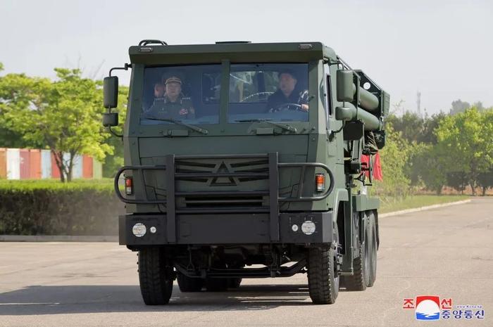 金正恩（右）近日视察军工企业，并试驾240毫米新型火箭炮发射车。图片来源：朝中社