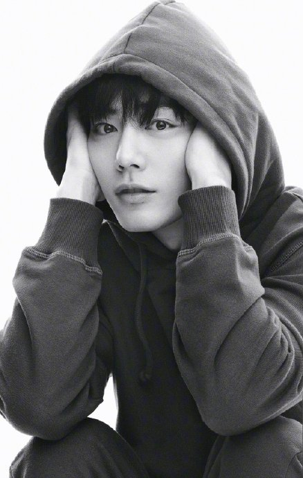 小赞卫衣连帽自拍小合集|肖战|自拍_新浪新闻