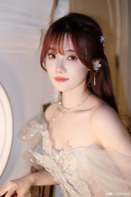 lpl主持人小钰分享照片:飞天小女警又准备赶往成都