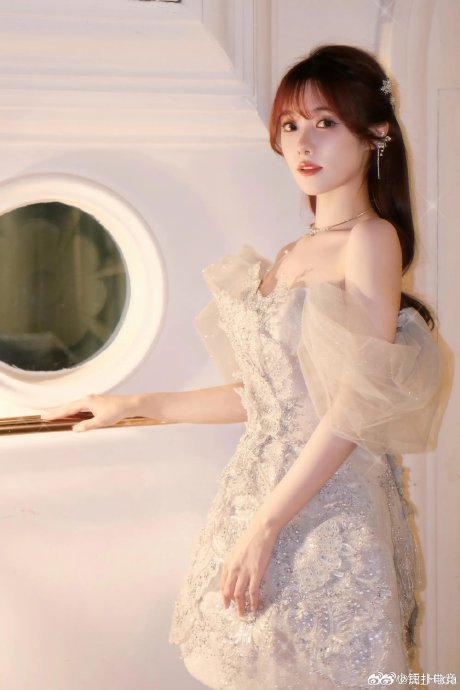 lpl主持人小钰分享照片:飞天小女警又准备赶往成都