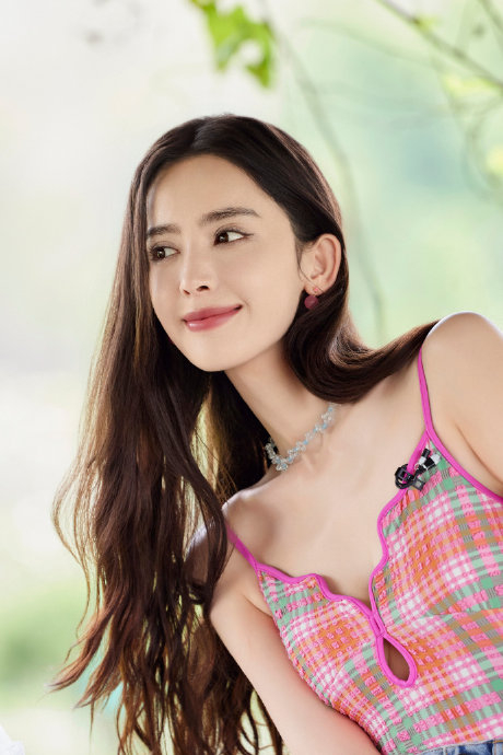 古力娜扎的美没有人会拒绝吧~ 完美的五官和优越的身材比例