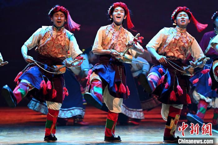 西藏昌都市优秀文艺节目赴闽巡演 续写"闽藏一家亲"